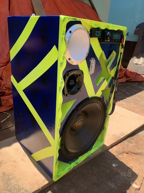 Caja suelta pintada a mano en azul y verde lima con un woofer grande