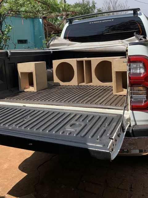 Cajas de MDF a medida apoyadas en la caja de una camioneta