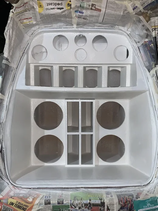 La misma caja con fondo blanco, el resto de la van tapado con diario para pintar