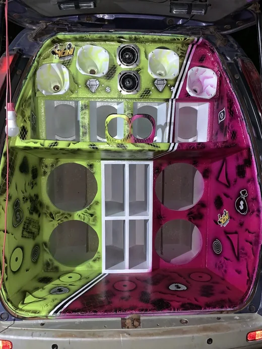 La misma caja terminada, pintada a mano en verde lima y fucsia, con drivers y tweeters montados