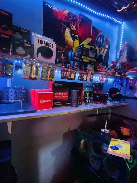 Estante del taller con accesorios, módulos y autorradios iluminado con luz LED azul